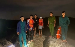 Hai học sinh mắc kẹt trên sông Ba khi thủy điện xả lũ