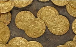 Phát hiện 70 miếng vàng khi đào đất làm vườn, trị giá hơn 13 tỷ đồng