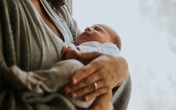 Nghiên cứu mới gây sốc: Phát hiện thuốc trừ sâu, chất bảo quản trong sữa mẹ?