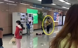 Con khóc ăn vạ giữa ga tàu, bà mẹ trẻ có cách xử lý khiến netizen chỉ muốn đến xin chữ ký