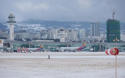 Tuyết rơi dày, 11.000 hành khách bị mắc kẹt trên đảo Jeju