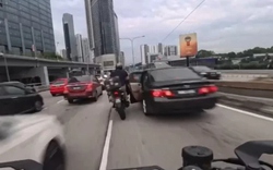 Đứa trẻ vô tình mở cửa xe, gây ra vụ tai nạn liên hoàn 6 xe