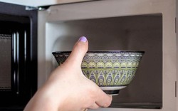 Đừng dùng màng bọc thực phẩm để bảo quản thức ăn thừa! Các chuyên gia Nhật Bản tiết lộ phương pháp khá bất ngờ