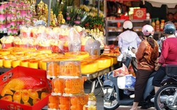 Cảnh tượng lạ lùng ngày ông Táo: Bánh trái đẹp như vàng nhưng người dân chỉ dám “mua một nửa” tại chợ người Hoa