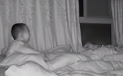 Bố mẹ giáo viên đi làm sớm để con 3 tuổi ở nhà một mình, mở camera thì thấy cảnh tượng đau lòng