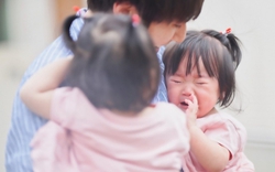 Vì sao trong gia đình có 2 con, con thứ thường được cho là thông minh hơn?