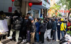 Xếp hàng cả trăm mét mua nem chua ở Hà Nội: Người phải chờ 50 khách, kẻ được "chen hàng" nhờ tấm thẻ đặc biệt