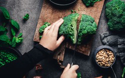 Chuyên gia tiết lộ quy tắc 10 phút biến rau quen thuộc thành “vũ khí chống ung thư”