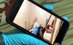 Mẹ gọi điện nhờ kiểm tra vì không liên lạc được với bố, con trai đi vào nhà tắm thì phát hiện 2 thi thể