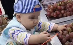 Dắt cháu đi siêu thị, cháu bóp nát cả rổ nho, phản ứng của ông ngoại khiến nhân viên tức đến bật khóc