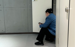 Nữ lao công 48 tuổi ngủ lại công ty suốt 1 tháng, sếp phát hiện, liền đưa 1 mảnh giấy khiến chị bật khóc