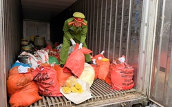 Khám xét, bắt giam chủ xưởng Nguyễn Văn Vinh 50 tuổi vì trộn chất gây ung thư vào 2 tấn thực phẩm