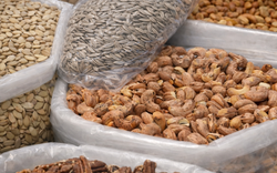 Dù giàu hay nghèo, sắm Tết ĐỪNG mua 4 loại hạt này: Khách đến khó xử, ăn vào "nuốt" bệnh