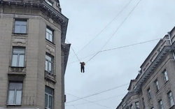 Nam công nhân vệ sinh rơi khỏi mái nhà, lơ lửng trên đường dây điện