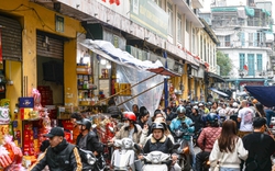 Người dân đổ về sắm Tết, phố cổ Hà Nội kẹt cứng dịp cuối năm