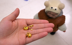 Nửa đêm nghe tiếng động lạ, mẹ hốt hoảng phát hiện con trai 1 tuổi đang nhai vàng