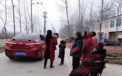 Về quê ăn Tết, vợ chọn đi xe cũ nát, không tặng quà cho ai: Suýt cãi nhau cho đến khi chồng phát hiện ra 1 sự thật