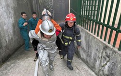 Cảnh sát giải cứu cụ bà và cháu nhỏ mắc kẹt trong căn nhà bốc cháy ngày cận Tết