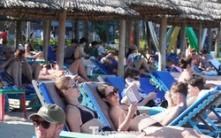 Khách Tây đổ ra biển Đà Nẵng đông không tưởng