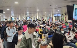 Hành khách xuyên đêm tại sân bay Tân Sơn Nhất