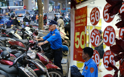 Cảnh tượng khó tin tại nhiều cửa hàng thời trang ở Hà Nội lúc 23h đêm 26 Tết