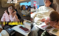 Hình ảnh ông bố và con gái trên chuyến tàu đông đúc gây sốt: Nhìn đồ vật phía dưới bàn, phải khen dạy con sao mà khéo thế!