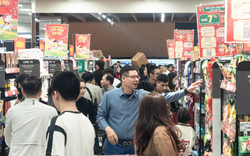 Người dân ùn ùn mua sắm Tết, siêu thị ở Hà Nội 'không lối thoát'