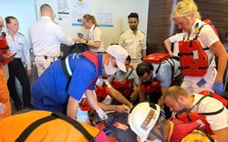 Cứu du khách nước ngoài nguy kịch trên biển ngày 27 Tết