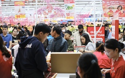 Siêu thị quá tải chiều 27 Tết, nhiều người dân Hà Nội xếp hàng cả tiếng để chờ tới lượt thanh toán