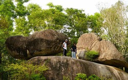 Câu chuyện ít người biết về hai tảng đá "khổng lồ" trên đỉnh núi ở Thanh Hóa