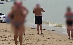 Thấy thứ "đáng sợ" trồi lên từ biển, du khách hoảng sợ bỏ chạy