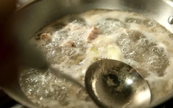 Nồi thịt nổi bọt là “tinh hoa dinh dưỡng” hay chất bẩn? Có nên hớt bỏ?