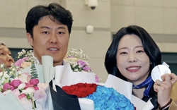 Vợ tụng kinh, lạy Phật 108 lần mỗi ngày cầu may cho chồng ở Thế vận hội mùa đông