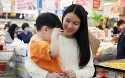 Nghe lén cuộc trò chuyện của 2 mẹ con nọ trong siêu thị ngày giáp Tết, tôi phải thốt lên: Sao mà dạy con hay đến thế!