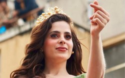 Đương kim Hoa hậu Hoàn vũ ngã khuỵu khi đang diễu hành