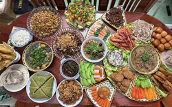 Mâm cơm tất niên "khét" nhất MXH hôm nay: 22 món, có cả món sắp thất truyền