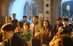 Sau Giao thừa, Chùa Hà chật kín người dân đến cầu duyên, xin lộc đầu năm