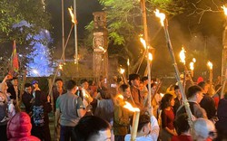 Cả làng ở Thanh Hóa rủ nhau ra đình làng xin lửa đêm Giao thừa