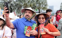 Du khách nhận lì xì, nhảy sạp giữa lòng Đà Nẵng ngày đầu năm mới