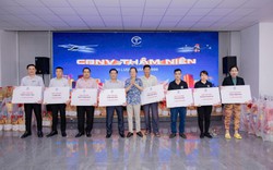 Nhiều tạp vụ, bảo vệ bật khóc khi nhận thưởng Tết là một lượng vàng 9999