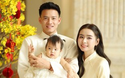 "Nam thần" U23 Việt Nam Thanh Nhàn diện áo dài, khoe visual sáng bừng trong bộ ảnh Tết cùng vợ đẹp con xinh