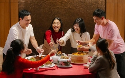 Phía sau mâm cỗ đủ đầy ngày Tết là những lo lắng không nói thành lời