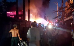 Khói lửa bốc cao từ nhà kho nhà thờ ở TPHCM