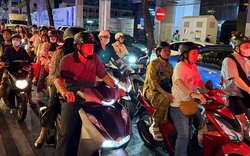Đường phố trung tâm TPHCM "kẹt cứng" người tối mùng 2 Tết