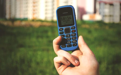 Dùng iPhone sang chảnh mà lúc nào tôi cũng mang theo một chiếc điện thoại "cục gạch": Tất cả vì lý do này