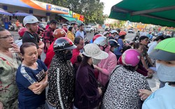 Xếp hàng mua gà luộc, vịt quay cúng ‘hóa vàng’ mùng 3 Tết