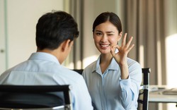 Tưởng là khen ngợi, hiểu biết nhưng 3 hành vi này đang phơi bày “EQ thấp”