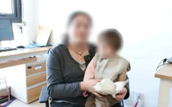 Bé gái 1 tuổi bị thỏ cắn đứt ngón tay khi cho ăn