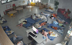 Một bức ảnh giờ ngủ trưa ở trường mầm non gây xôn xao: "Giáo viên Gen Z có thật sự thiếu trách nhiệm?"