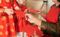 Mang 5 triệu về quê lì xì đầu năm mới nhưng nhận được gấp đôi, vợ chồng tôi tái mặt nhìn nhau